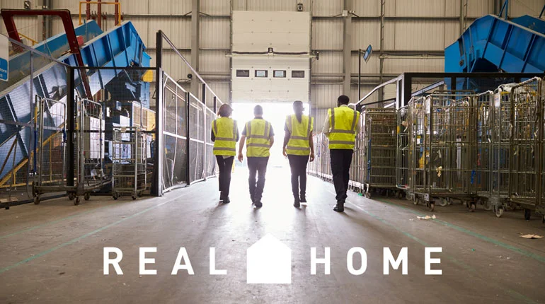 Equipo de Real Home con chalecos amarillos de seguridad y logo de la empresa en Pilar Buenos Aires
