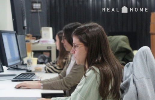 Mujeres del equipo de Real Home brindando atención comercial y técnica online